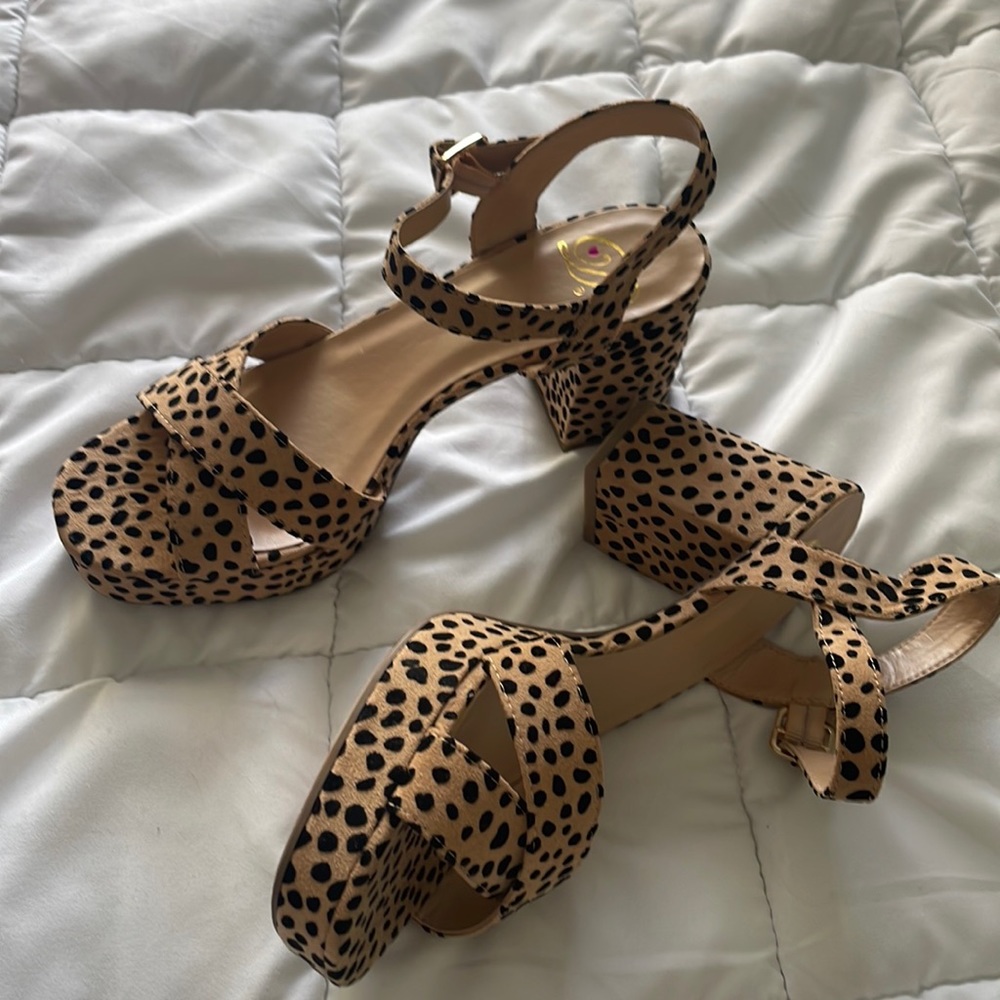 NWT DELICIOUS Cheetah Platform Heels